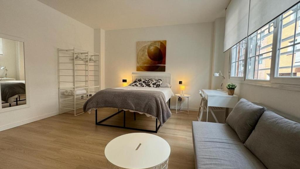 ein Wohnzimmer mit einem Bett und einer Couch in der Unterkunft Room Pinar - Apartamento con todas las comodidades - VT 14178 in Madrid