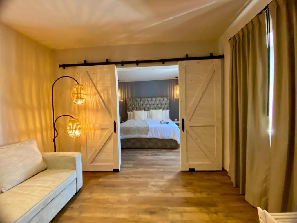 um quarto com um quarto com uma cama e uma porta de correr em Altamonte Hotel Boutique em Bernal