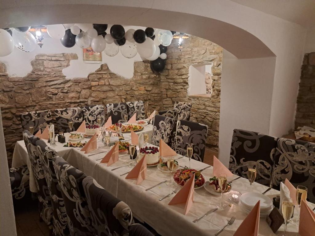 uma mesa montada para uma festa numa parede de pedra em Hotel U města Prahy Náchod em Náchod