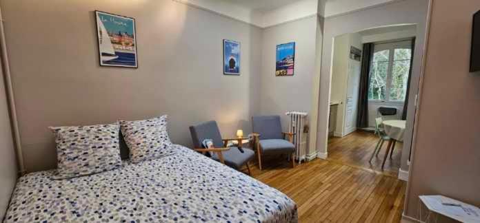 サン・タドレッスにあるLe Nice Havraisのベッドルーム1室(ベッド1台付)、リビングルームが備わります。