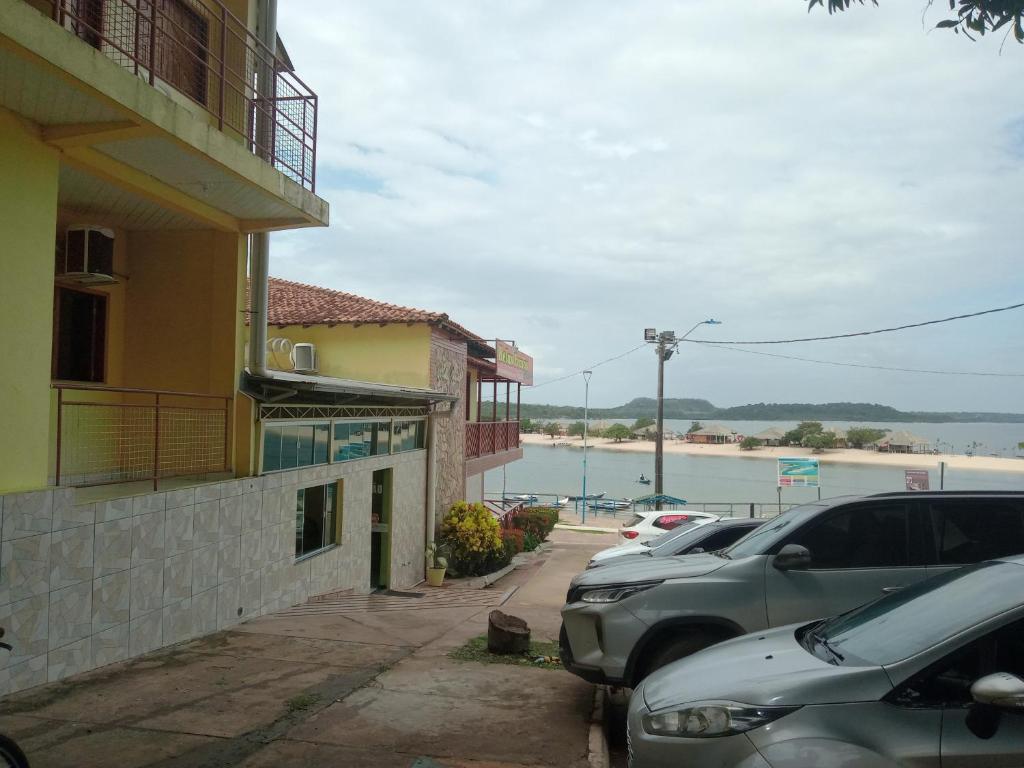 une rue avec des voitures garées à côté d'un bâtiment dans l'établissement BELAS PRAIAS POUSADA, à Alter do Chão