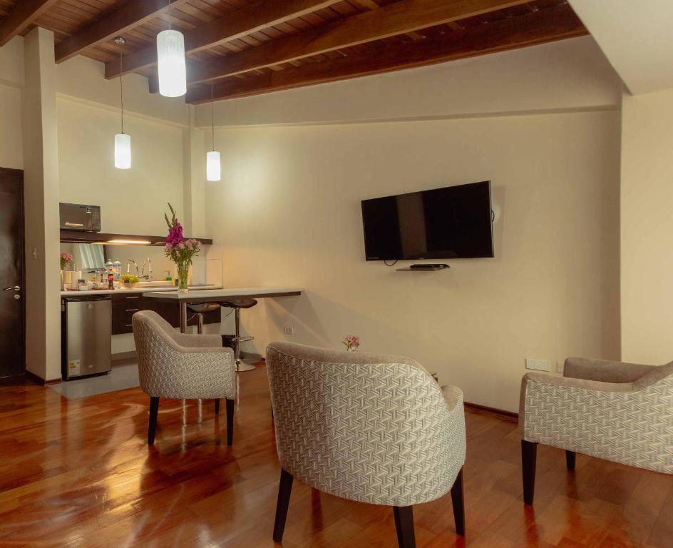 TV a/nebo společenská místnost v ubytování Group House Apart Hotel