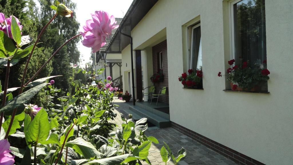 una casa con flores a un lado. en Dom Artusa, en Ustka