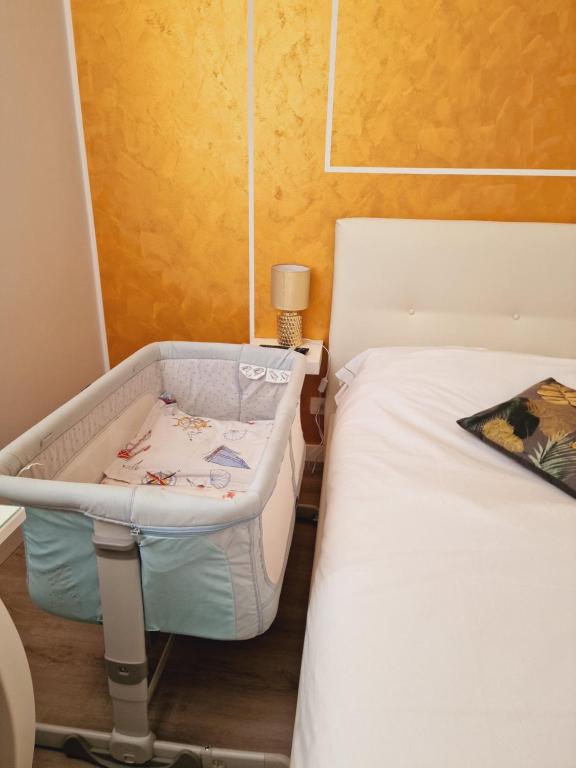 un lit d'hôpital avec un lit bébé à côté d'un lit dans l'établissement Isabel Apartaments Old Town, à Padoue