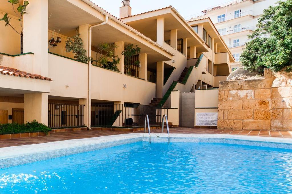 una piscina frente a un edificio en Apt mar y sol, en Santa Ponsa