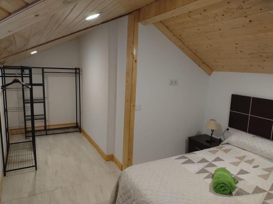 1 dormitorio con cama y techo de madera en La casita de la abuela, en Málaga