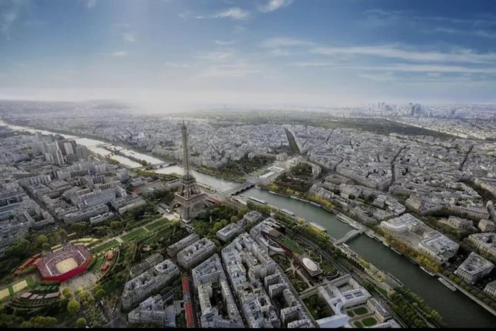 uma vista aérea de uma cidade com um rio em Grand Paris cocooning à 5 minutes de la gare em Pavillons-sous-Bois