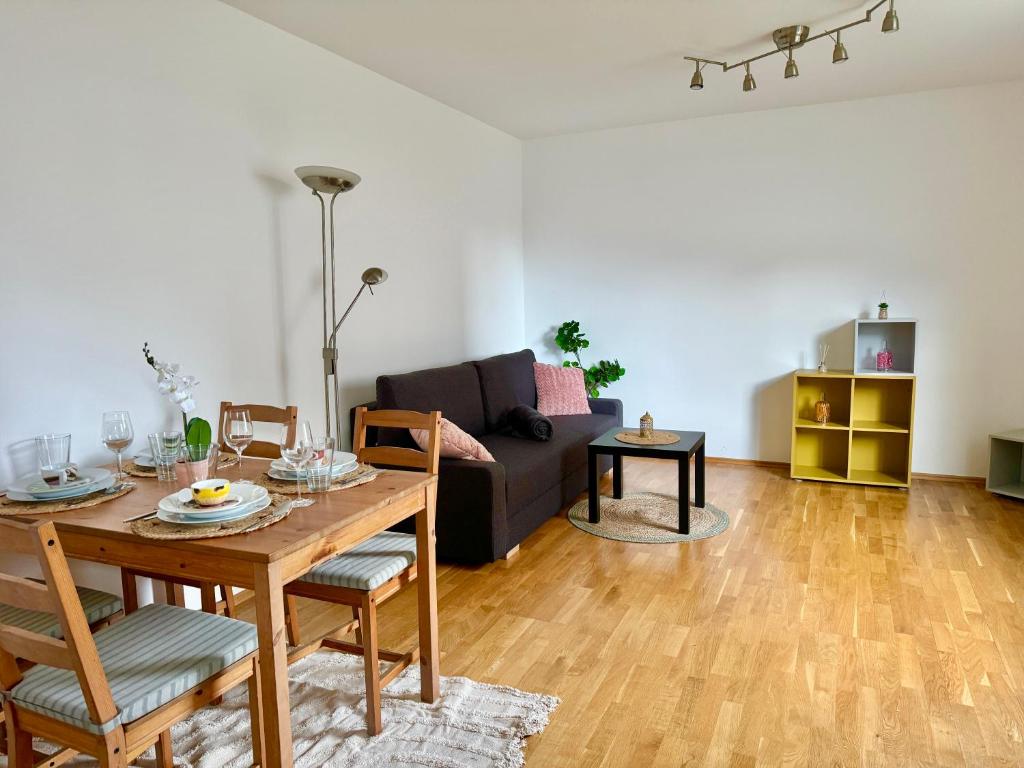 - un salon avec une table et un canapé dans l'établissement 60 m2 Premium Apartment near Airport - Free Parking, à Schwechat