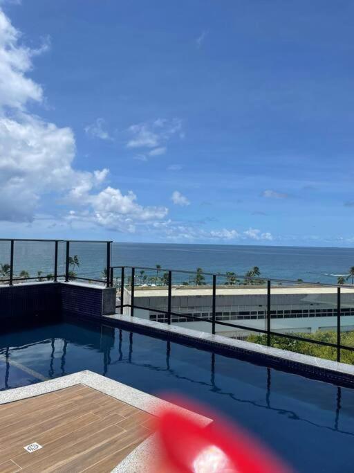 einen Pool mit Blick auf den Strand in der Unterkunft Ondina e Beira Mar in Salvador