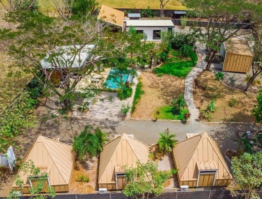 einen Blick über ein Haus mit Hof in der Unterkunft Pyramid Tamarindo in Tamarindo
