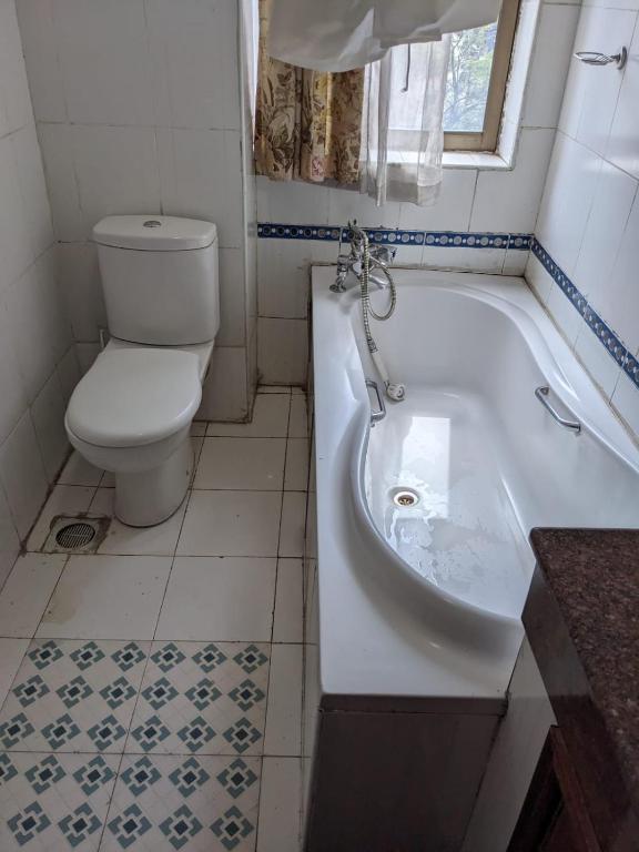 Koupelna v ubytování Metro Hotel