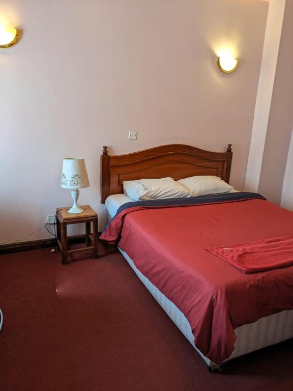 Postel nebo postele na pokoji v ubytování Metro Hotel