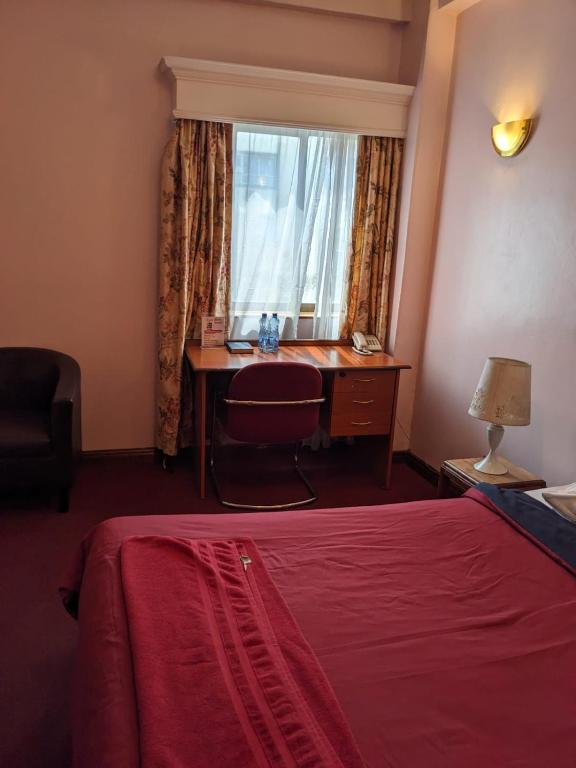 Postel nebo postele na pokoji v ubytování Metro Hotel