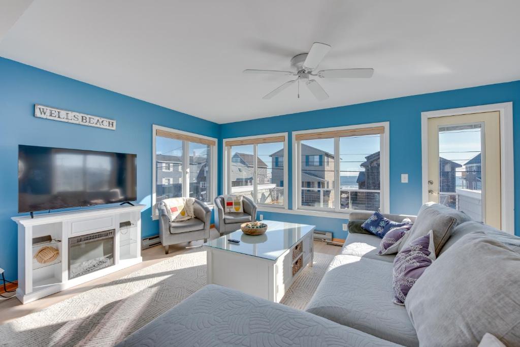 uma sala de estar com um sofá e uma televisão em Wells Beach House with Ocean-View Deck em Wells
