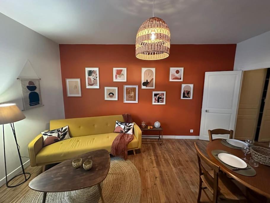 un salon avec un canapé et une table dans l'établissement La Passion - 3 personnes - Gare - BCLA, au Mans