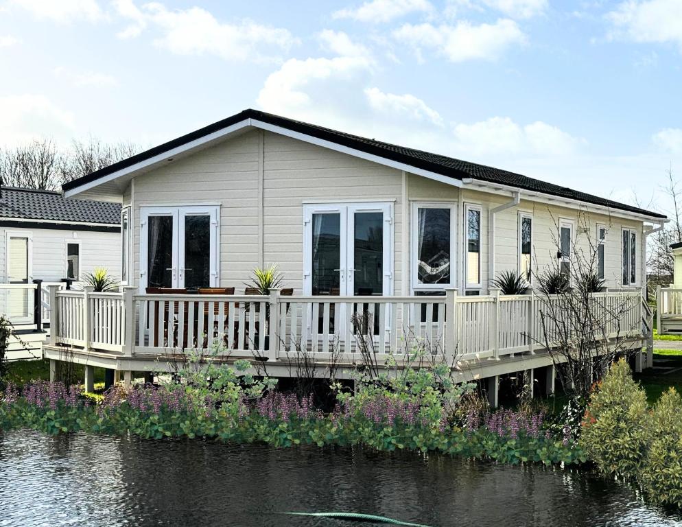 een huis op een dok naast een rivier bij Inviting 6 Birth Lodge - Southview Skegness in Skegness