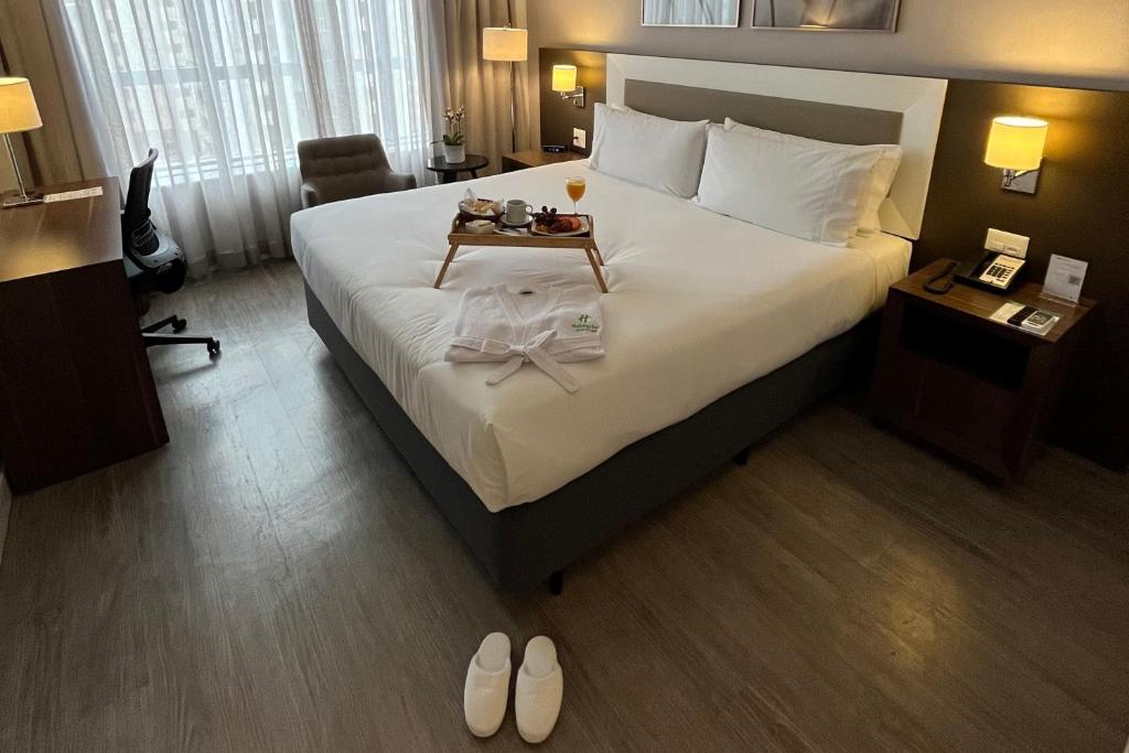 Cama ou camas em um quarto em Holiday Inn Belo Horizonte Savassi by IHG