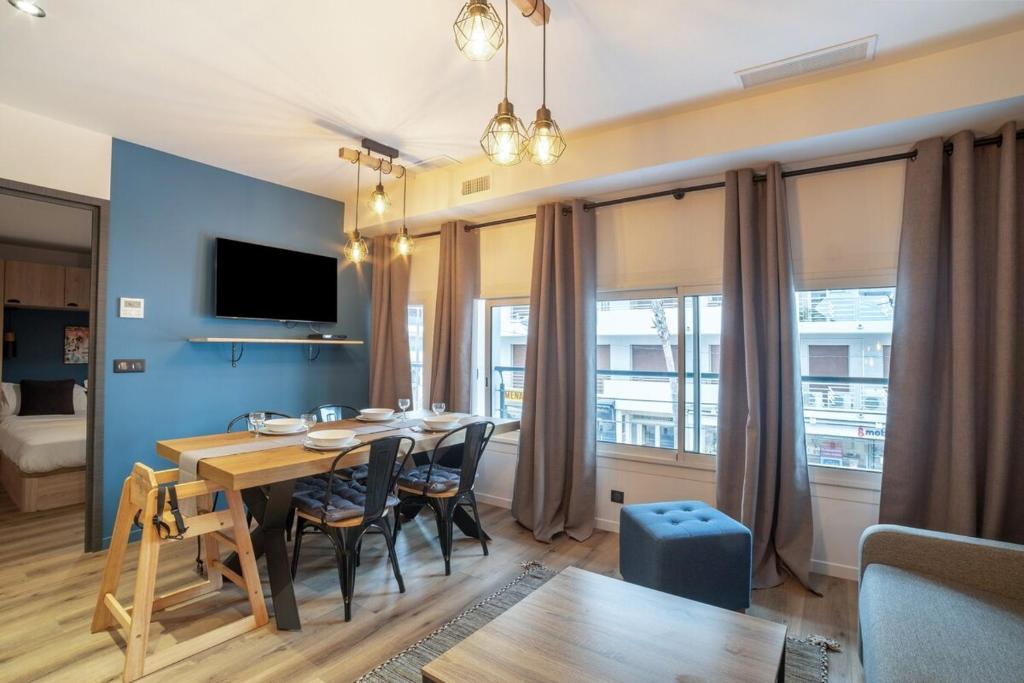 une salle à manger avec une table, des chaises et une télévision dans l'établissement Charmant Appartement Antibes, à Antibes