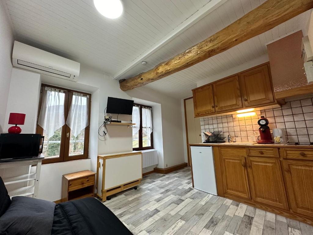 una cucina con armadi in legno e piano di lavoro di Gîte de l'Eau Vive a Saint-Martin-dʼUriage