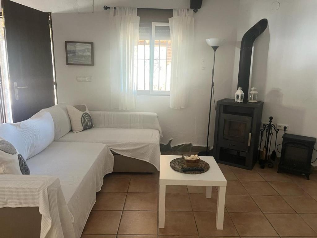 salon z łóżkiem i stołem w obiekcie Casa rural Cortijo El Verdial w mieście Torrox