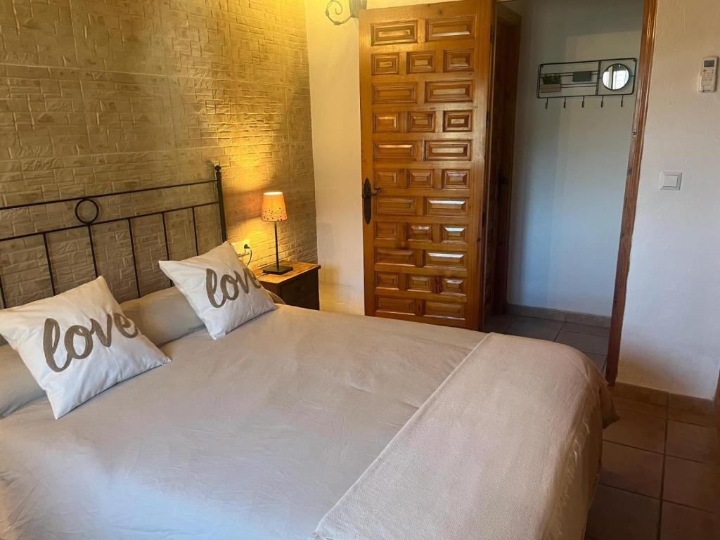 Łóżko lub łóżka w pokoju w obiekcie Casa rural Cortijo El Verdial