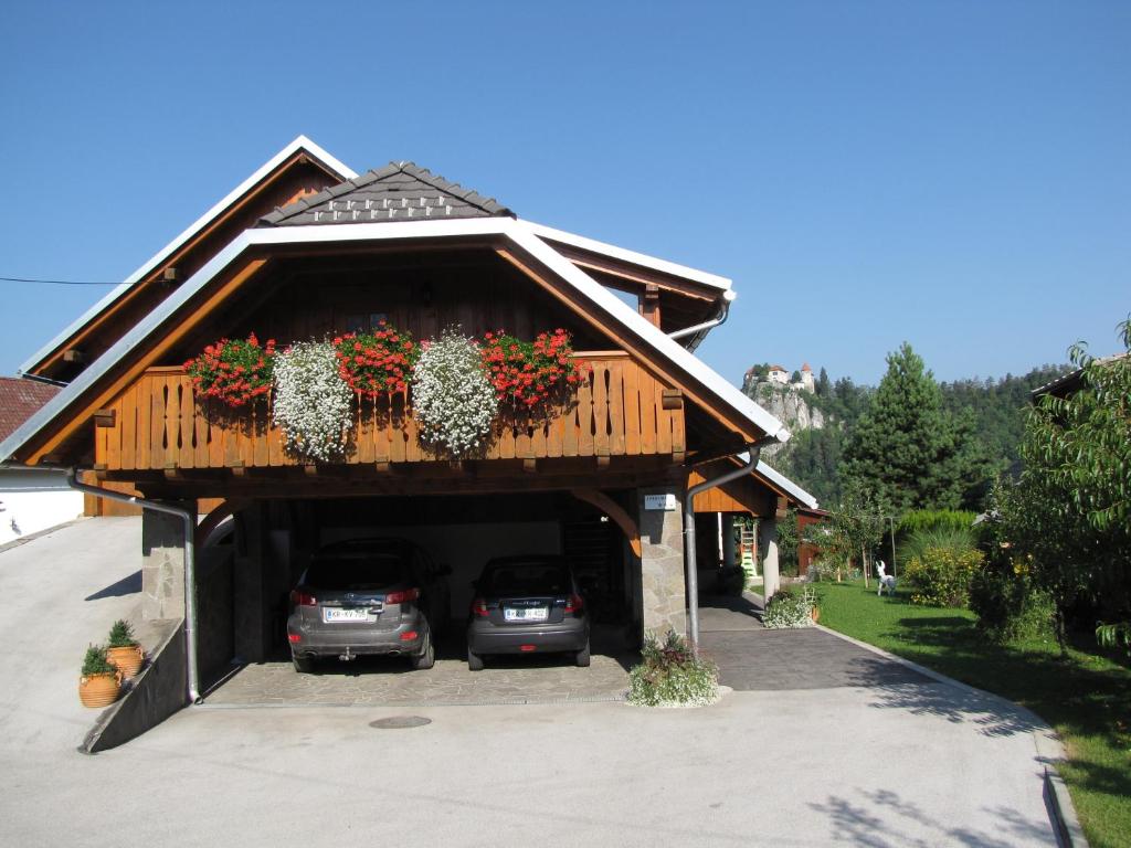 un garaje con dos coches aparcados en él en Apartma Zo-Vi Bled, en Bled