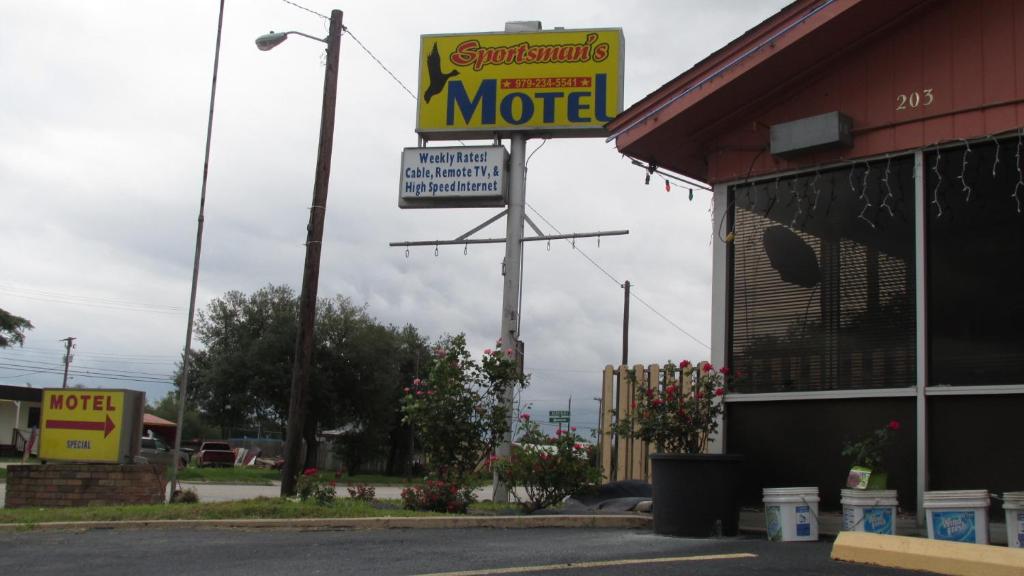 una tienda con un cartel para un motel en Sportsman's Motel, en Eagle Lake