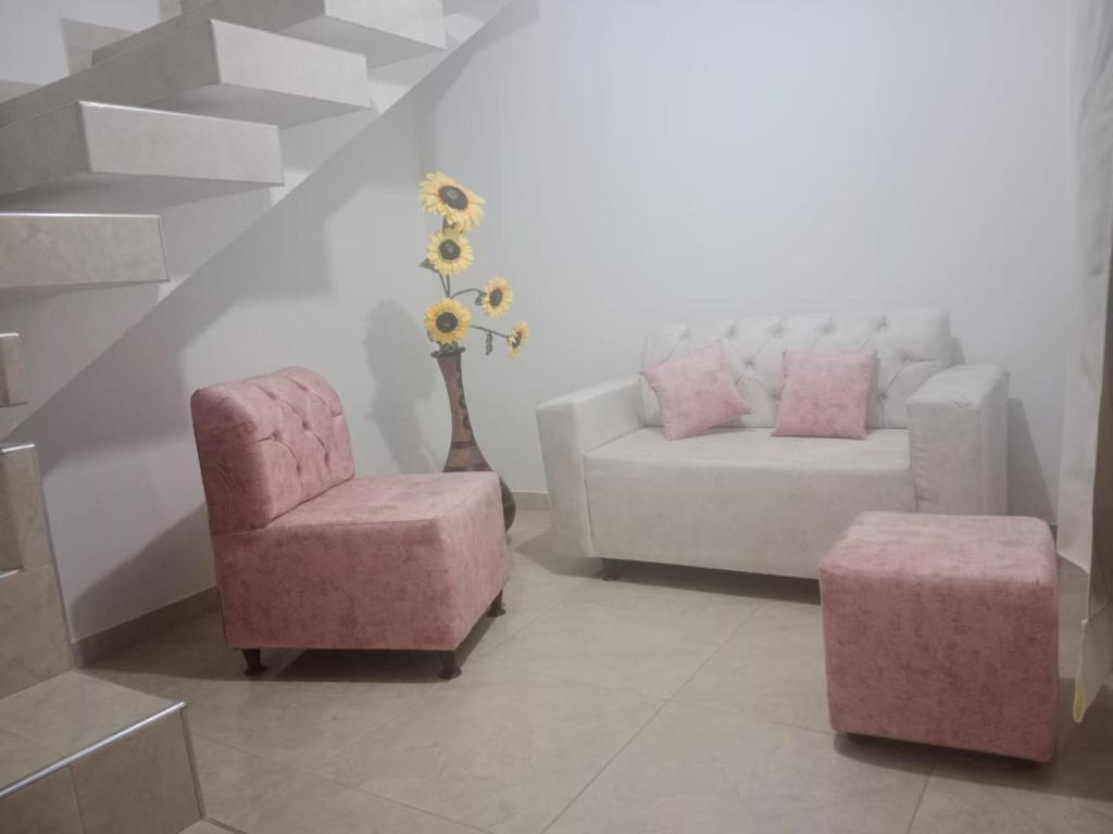バジェドゥパルにあるPARTAMENTO VALLEDUPARのリビングルーム(椅子、ソファ付)