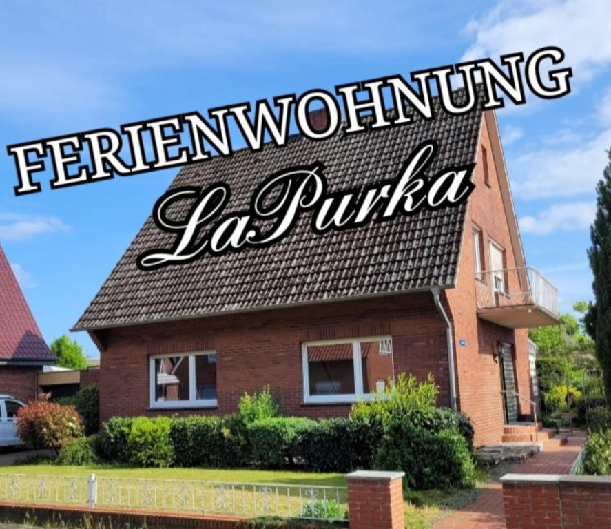 uma casa com um sinal em cima dela em LaPurka ll Home em Nordhorn