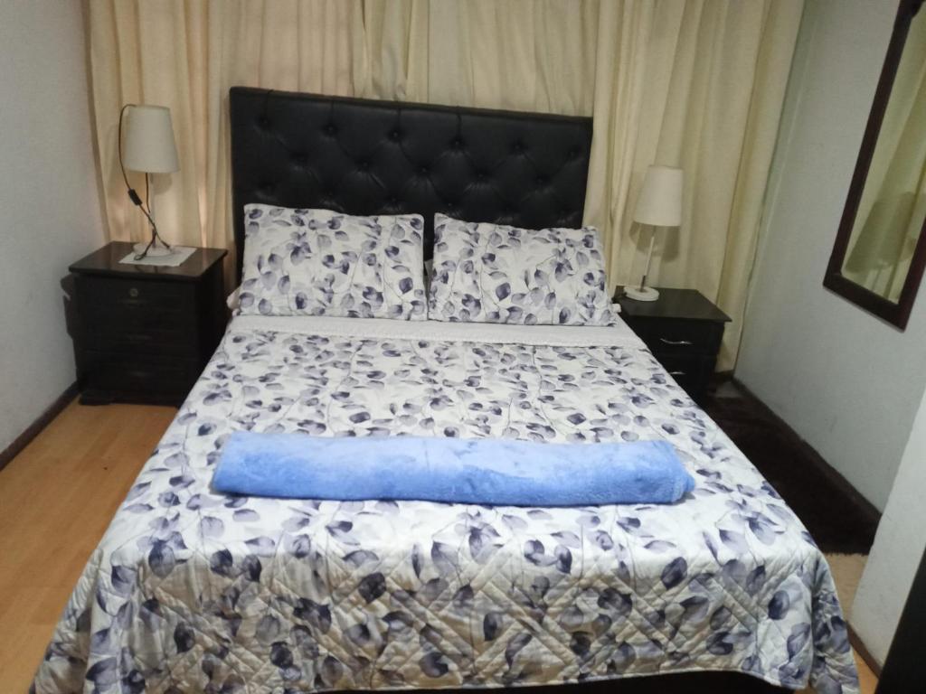 マニサレスにあるHOTEL GALICIA PLAZAの大型ベッド(青い枕付)