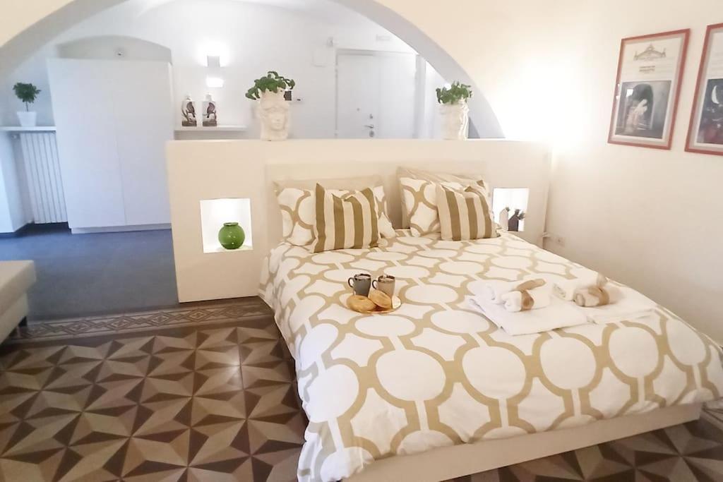 ein Schlafzimmer mit einem großen Bett mit zwei ausgestopften Tieren darauf in der Unterkunft Bienvenue à Bari! in Bari