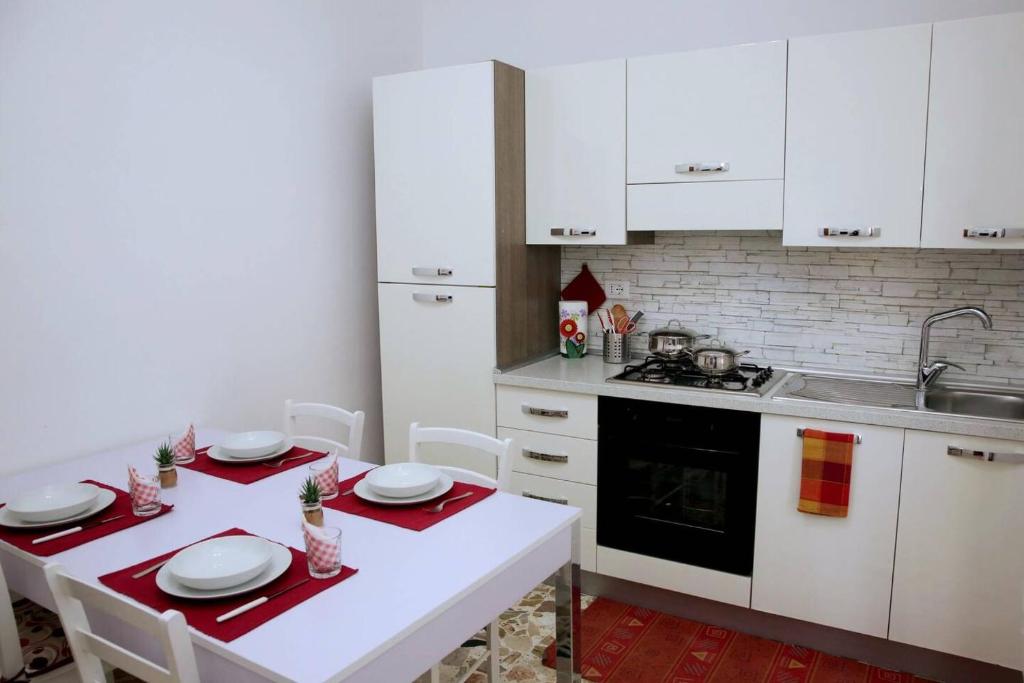 Cucina o angolo cottura di 2 bedrooms appartement with terrace and wifi at Portopalo di Capo Passero