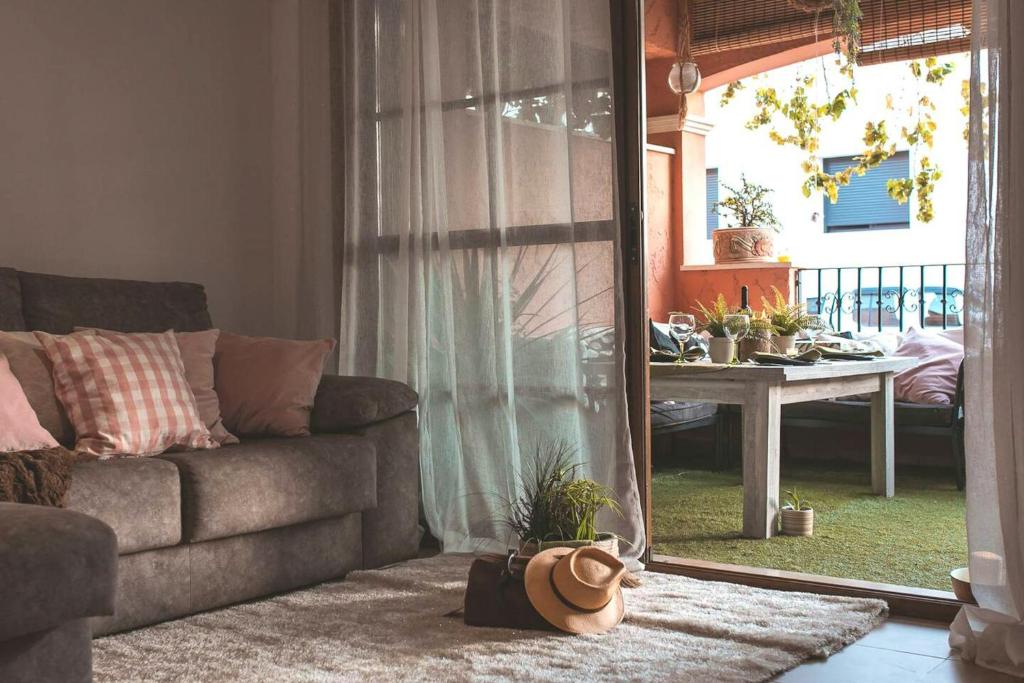 sala de estar con sofá y mesa en 4 bedrooms property at San Juan de los Terreros 30 m away from the beach with wifi, en San Juan de los Terreros