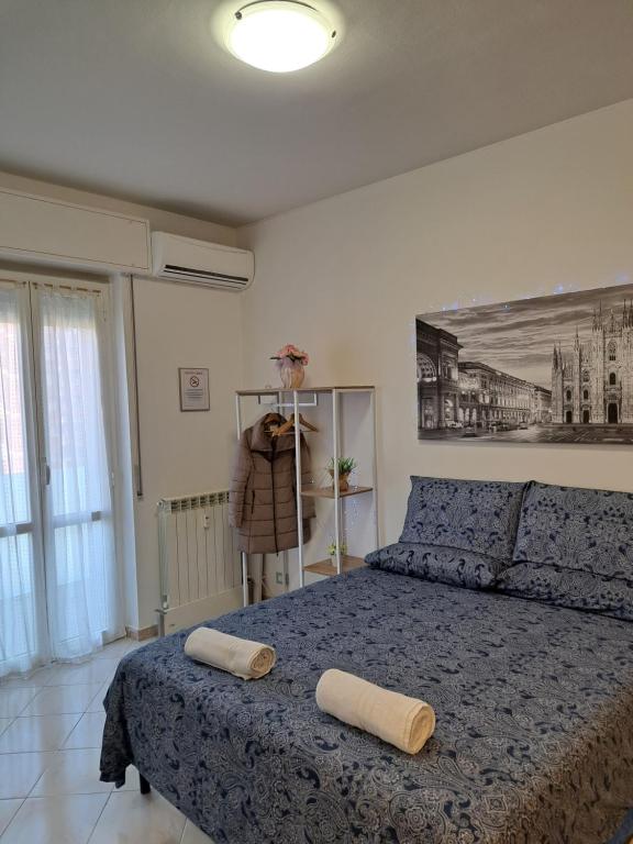 ミラノにあるB&B Apartment San Siro Stadio 132の枕が2つ置かれたベッドのある寝室