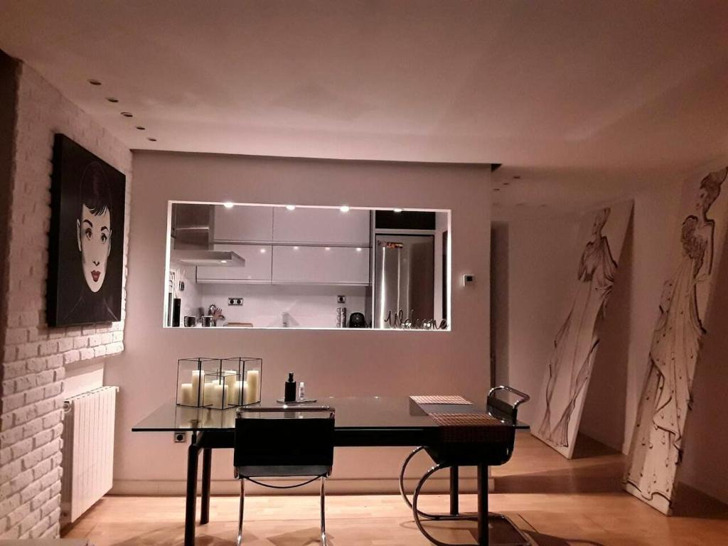 uma sala de jantar com uma mesa e cadeiras num quarto em One bedroom property with wifi at Zaragoza em Zaragoza