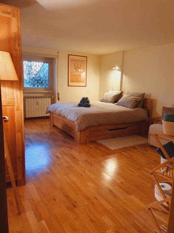 Hotel Appartamento "La Terrazza di Giacinta", a bedroom with a bed with a cat laying on it at Appartamento "La Terrazza di Giacinta" in Rome