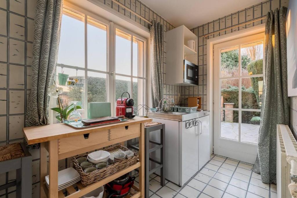Kuchyň nebo kuchyňský kout v ubytování Cosy studio close to Brussels South Charleroi Airport