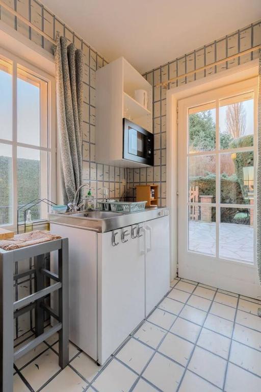 Kuchyň nebo kuchyňský kout v ubytování Cosy studio close to Brussels South Charleroi Airport