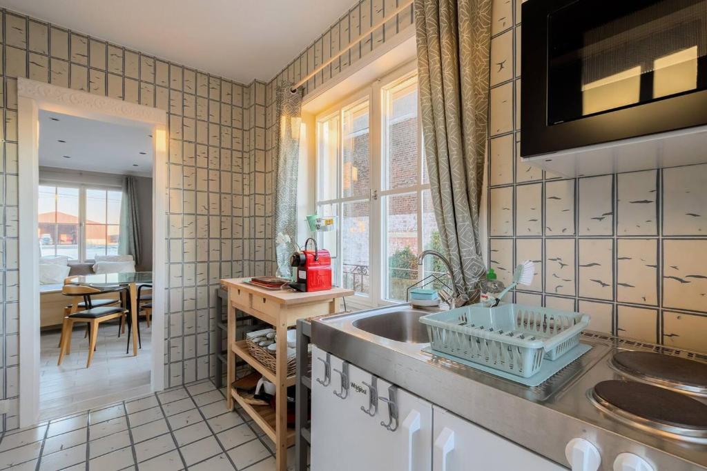 Kuchyň nebo kuchyňský kout v ubytování Cosy studio close to Brussels South Charleroi Airport