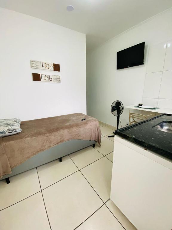 ソロカーバにあるDuPai 8 Sorocabaのベッド1台とシンクが備わる客室です。