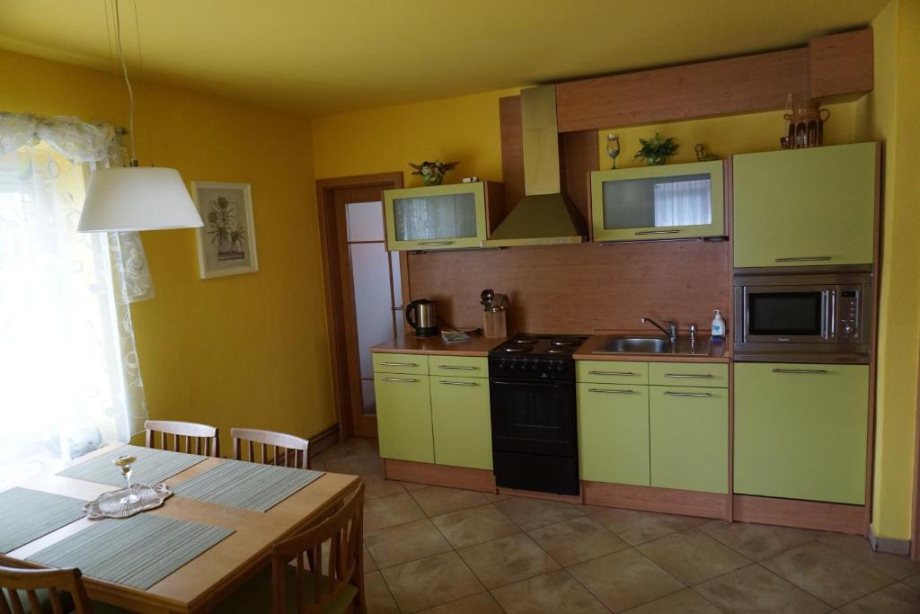 Kuchyň nebo kuchyňský kout v ubytování Domek Šumava