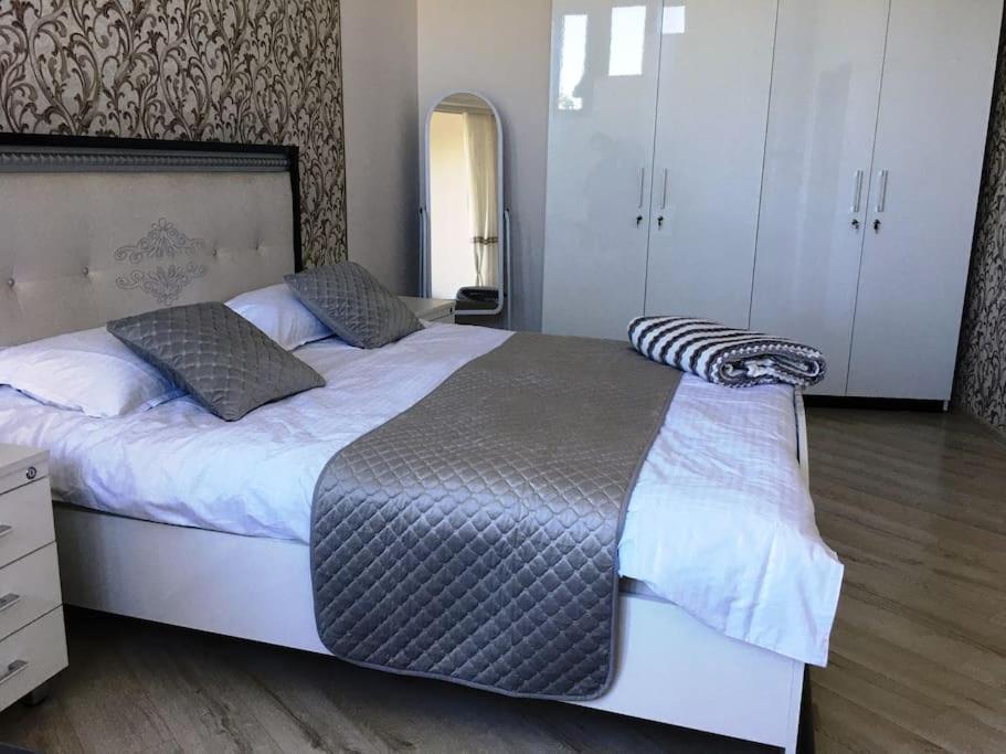um quarto com uma cama grande num quarto em Guesthouse in Historic Village em Aghtsʼkʼ