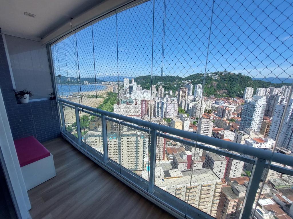Un balcón con vista a una ciudad en Book Santos – Unlimited 3111 - Decoração e Vista mar TOP, en Santos