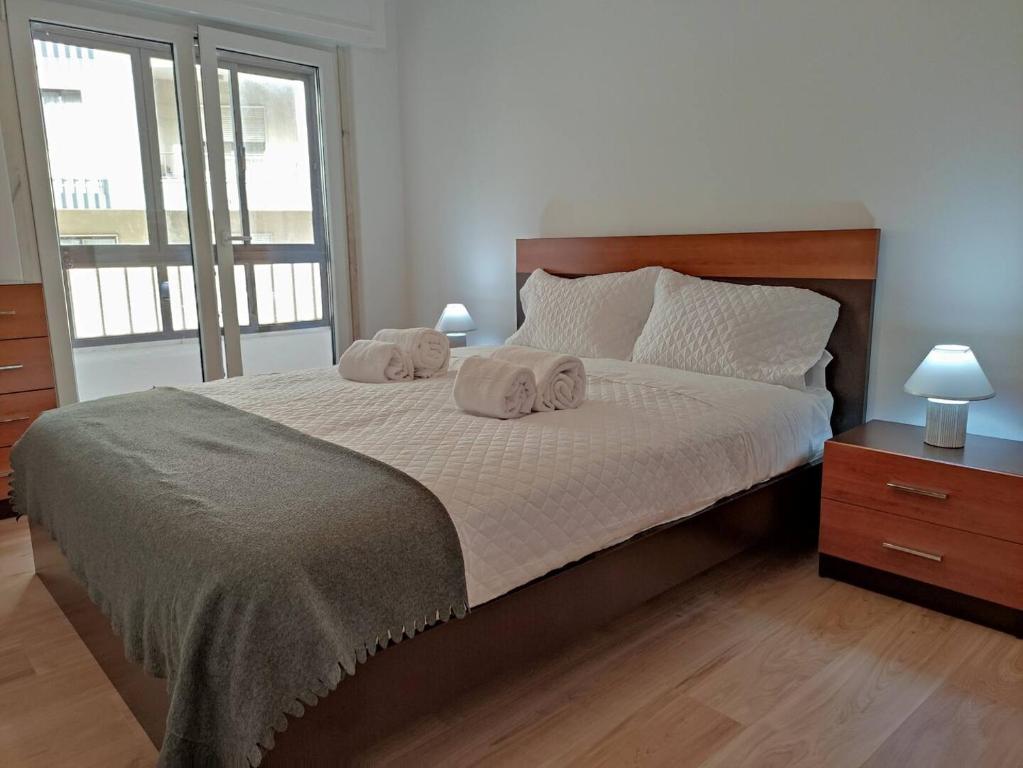 1 dormitorio con 1 cama con 2 toallas en Spacious 26, en Agualva