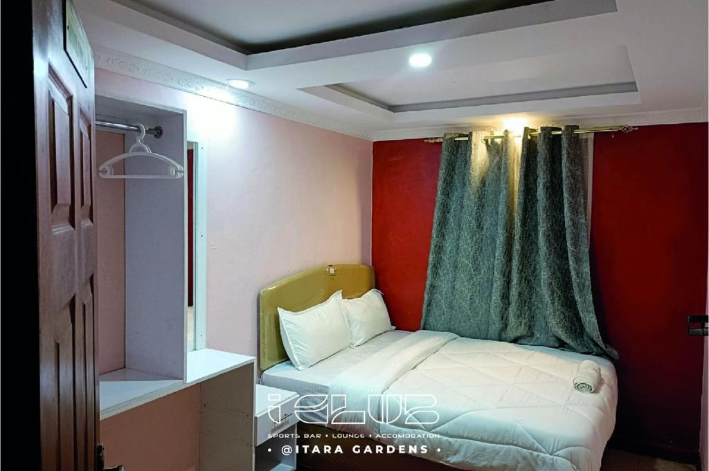 Una cama o camas en una habitación de ITARA GARDENS Nyeri