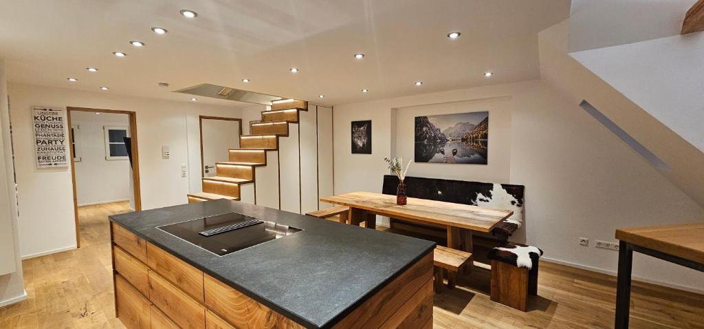 eine Küche mit einer Theke und einer Treppe in einem Zimmer in der Unterkunft Apartments Pfannenstübchen in Meersburg