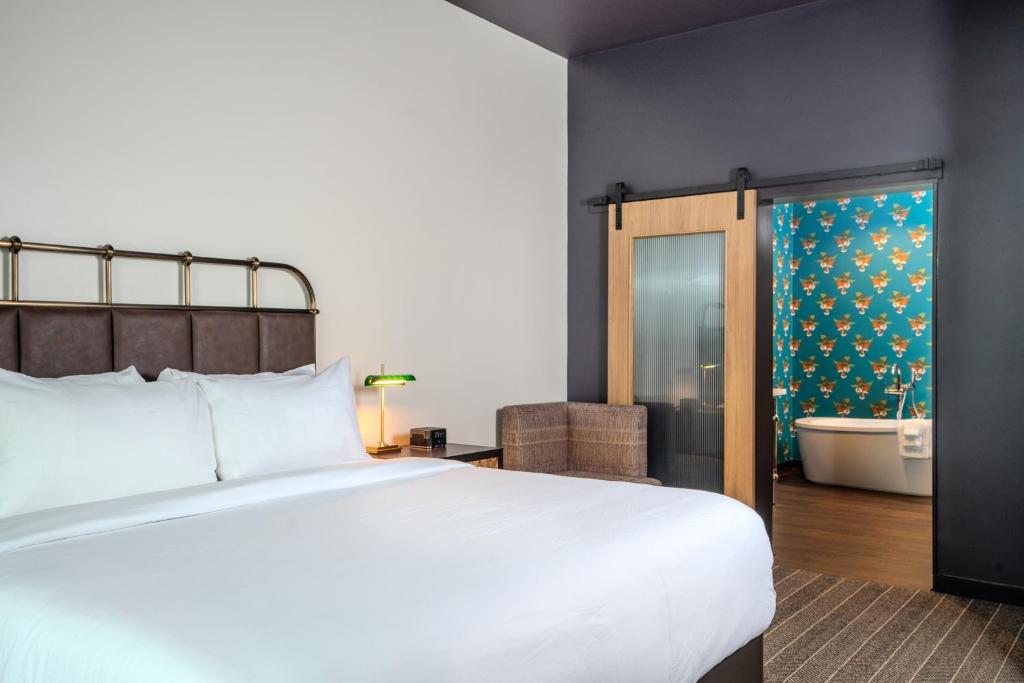 Säng eller sängar i ett rum på Origin Baton Rouge, a Wyndham hotel