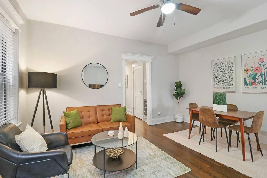 un soggiorno con divano e tavolo di Modern & Spacious 3BR Apt with In-Unit Laundry - Bstone 2 a Chicago