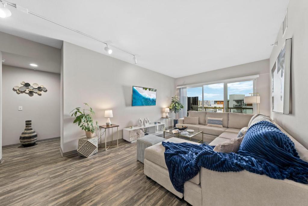 a living room with a couch and a table at Venice Beach Lux Retreat Coastal Apartment Haven in Los Angeles