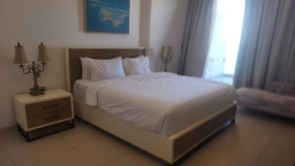 Krevet ili kreveti u jedinici u okviru objekta Azure Residences in Palm Jumairah
